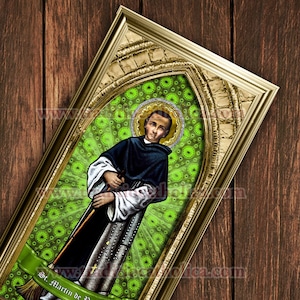 Gravura emoldurada artesanal em vitral de São Martinho de Porres. Tamanho 7x14. Gravura de São Martinho de Porres.