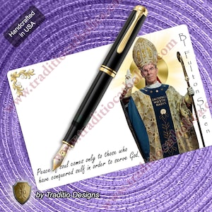 Può includere: Una penna stilografica nera con accenti color oro poggia su un cartoncino bianco raffigurante l'immagine del vescovo Fulton Sheen in paramenti liturgici, il testo "Peace of soul comes only to those who have conquered self in order to serve God" e un logo.
