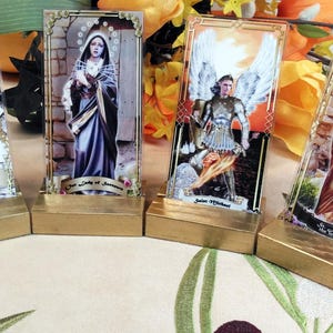 Mini base de altar hecha a mano en color dorado para estampas sagradas.