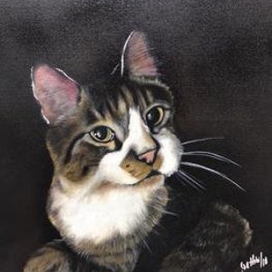 Op de afbeelding: Een schilderij van een tabbykat met groene ogen en witte markeringen. De kat kijkt naar rechts in de afbeelding. Het schilderij is op een zwarte achtergrond en de naam van de kat, "Snyder", is in witte cursieve letters onder de kat geschreven.