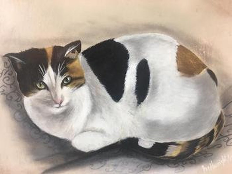 Op de afbeelding: Een close-up van een driekleurige kat met groene ogen, liggend op een gepatroneerd oppervlak. De kat heeft witte, zwarte en oranje vacht.