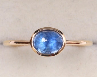 Blauer Saphir Ring in Rosenschliff - Stapel Ring - Zierlicher Saphir Gold Ring - Geschenk für Sie - Eleganter Saphir Schmuck