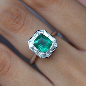 1.70 CT Vintage Smaragd Diamant Verlobungsring, konischer Baguette Diamant Halo, IGI zertifizierter Massivgoldkissen Smaragdring EE01