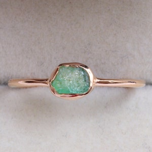 Raw Natural Emerald Stacking Ring - Rough Emerald May Birthstone Ring - Dainty Gold Stackable Ring - Gift for Her - Raw Stone Jewelry
