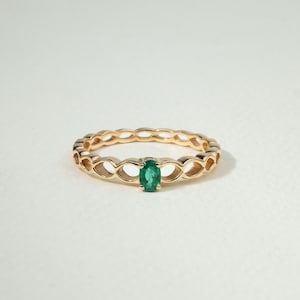 Oval Cut Natural Emerald Crossover Ring, Solid Gold Emerald Engagement Ring, May Birthstone Green Gemstone Ring, Single Emerald Ring