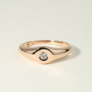 Stylish Diamond Signet Ring in Gold - Unisex Earth-Mined Natural Diamond Design, Perfect for Women&#39;s Signet or Men&#39;s Wedding Band