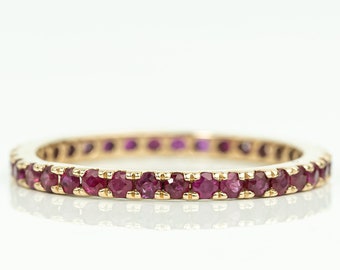 Delicado anillo de boda de rubí en oro de 14k, alianza de aniversario.