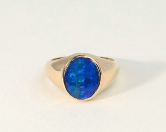 Blauer australischer Opal Doublet Oval Siegelring, solider Goldsiegelring, Feueropalring Oktoberring, australischer Opalring, Geschenkring für sie