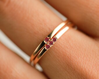 Anillo de apilamiento de rubí rojo, banda de rubí de oro, anillo de rubí de corte redondo apilable, anillo delgado delicado para el uso diario, regalo para ella