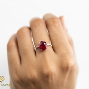Anillo de compromiso con rubí de 4 quilates certificado por IGI, solitario de oro de 18 quilates, con detalles de diamantes.