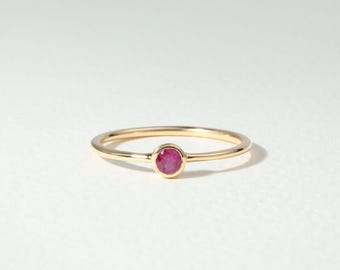Anillo apilable con bisel de rubí • Joyería minimalista de oro macizo con piedra natal de julio