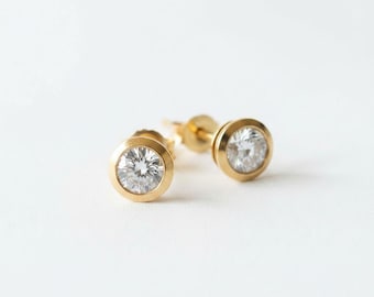 Diamond Stud Earrings: Round Cut, 9k-18k Gold - Timeless Design
