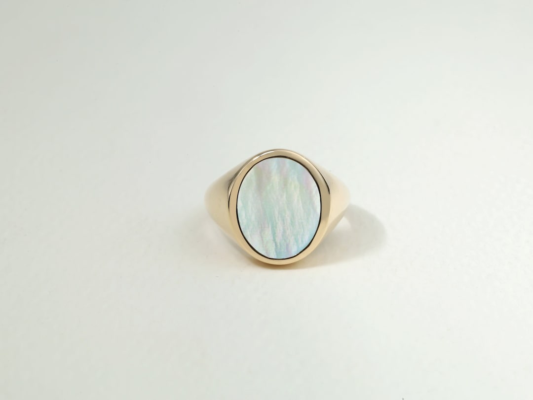 【関税込み】Oval Signet Ring - Mother of pearl and gold Oval Mother of Pearl Cheveliere Yellow Gold Signet Ring