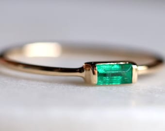 Anel minimalista em ouro maciço 14k com esmeralda em lapidação baguete | Pedra de nascimento de maio