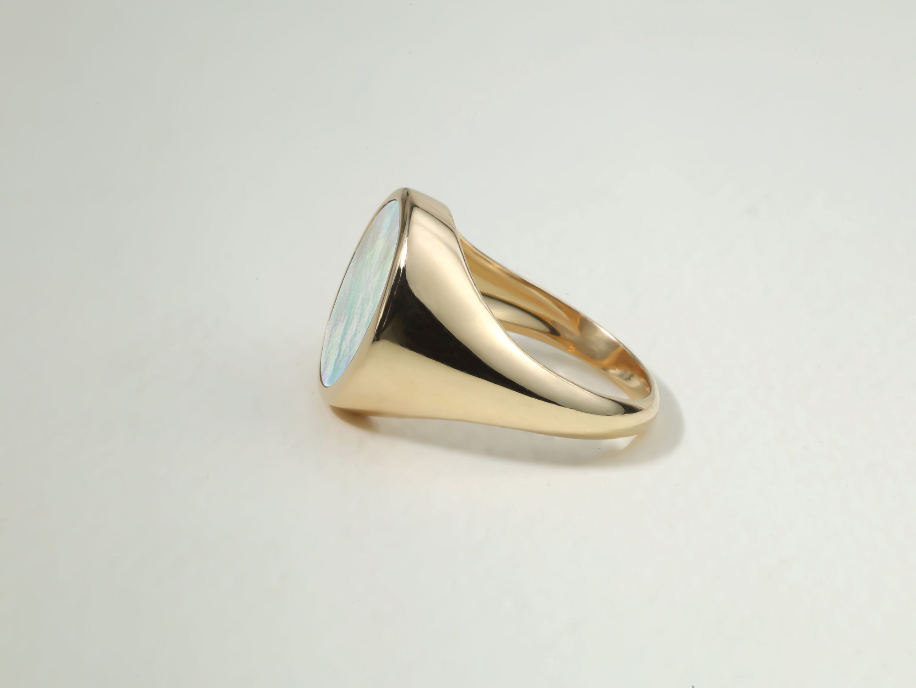 【関税込み】Oval Signet Ring - Mother of pearl and gold Mother of Pearl Signet Ring – JaxKelly