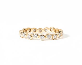 Anillo de compromiso con diamantes de laboratorio y engaste de oro de 14 quilates.
