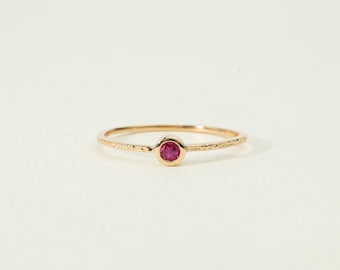 Anillo delicado de oro con rubí / Anillo de aniversario con la piedra natal de julio