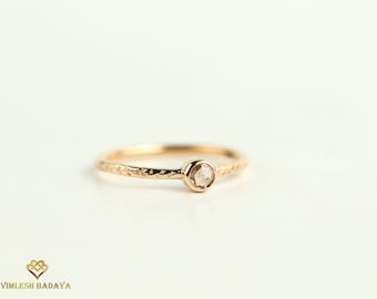 Anello impilabile in oro con diamante taglio rosa marrone chiaro.