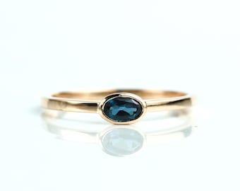Anillo solitario de zafiro de Montana en oro de 18 quilates con engaste biselado.