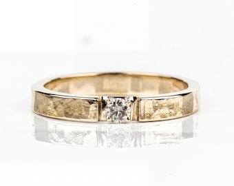 Anello nuziale con diamanti: pietre sale e pepe (fascia martellata, oro 14 carati)