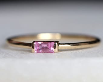 Rosa Saphir Baguette Ring in massivem Gold 9k, 14k, 18k, ein zierliches Geschenk für sie zu besonderen Anlässen wie Geburtstagen, Jubiläum