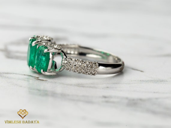 2.55カラットのエメラルドリング（証明書付き）