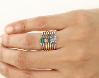 Anel empilhável em ouro maciço 14k com safiras em formato baguete: amarelo, rosa, azul, esmeralda e rubi.