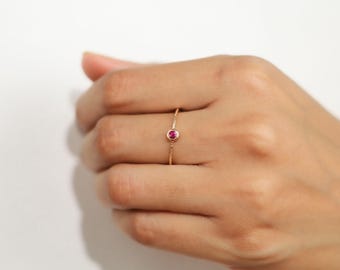 Anillo apilable de rubí de oro de 9k delicado / Piedra de nacimiento de julio