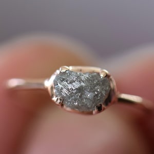 Anillo de oro con diamante en bruto: gema natural en bruto de 2 quilates