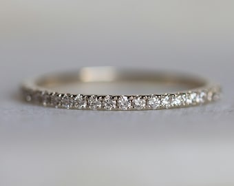 Alianza de boda fina con diamantes, anillo minimalista de media eternidad, hecho a mano.
