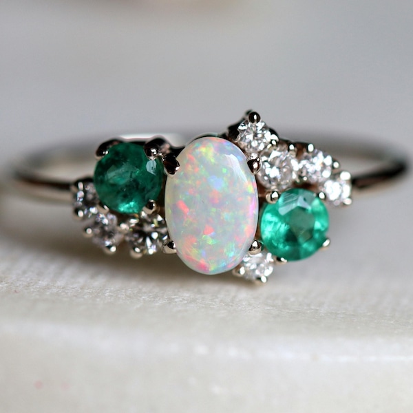 Australian Opal Emerald Diamond Cluster Ring, massief gouden verlovingsring