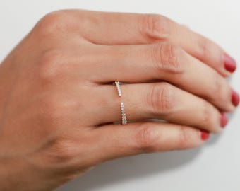 Alianza de boda minimalista con diamantes, anillo ajustable de oro macizo.