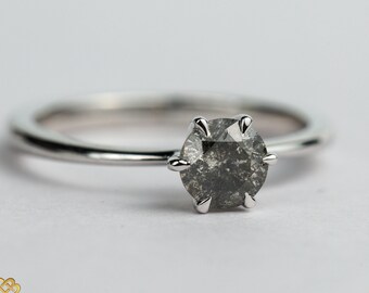 Anillo solitario de diamante sal y pimienta / Piedra gris de 5 mm / Banda de oro macizo / Anillo de compromiso para ella