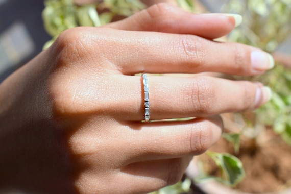 alianza con diamantes