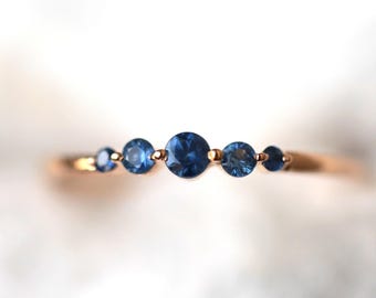 Minimalistischer Sapphire Ring | Zierlicher Saphir Ring 14K Gold | Stapel Eternity Ring | dünnes solides Gold Vintage Style Geschenk