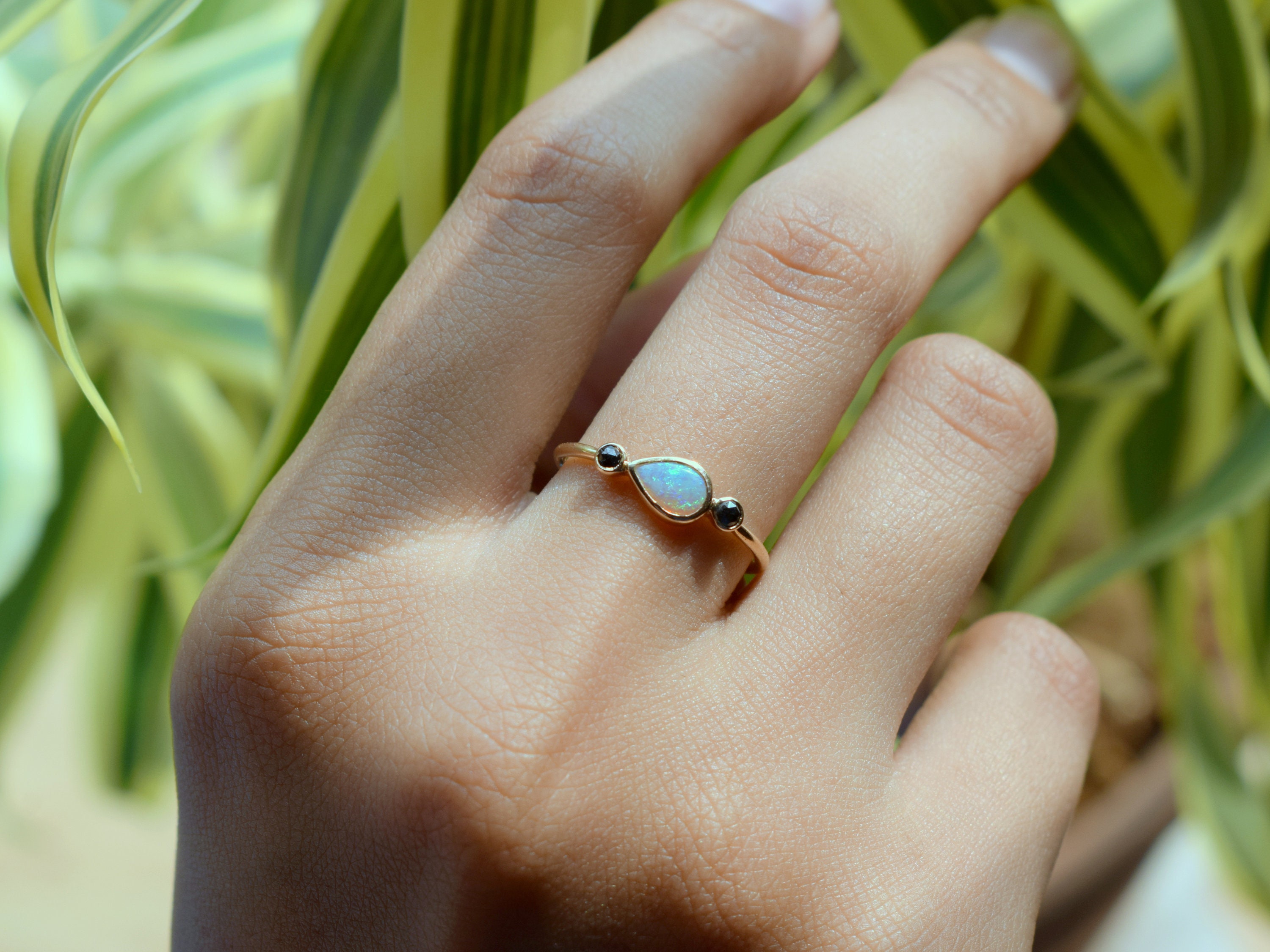 ブラック ダイヤモンド付き洋ナシ型オパール ベゼル ゴールド リング