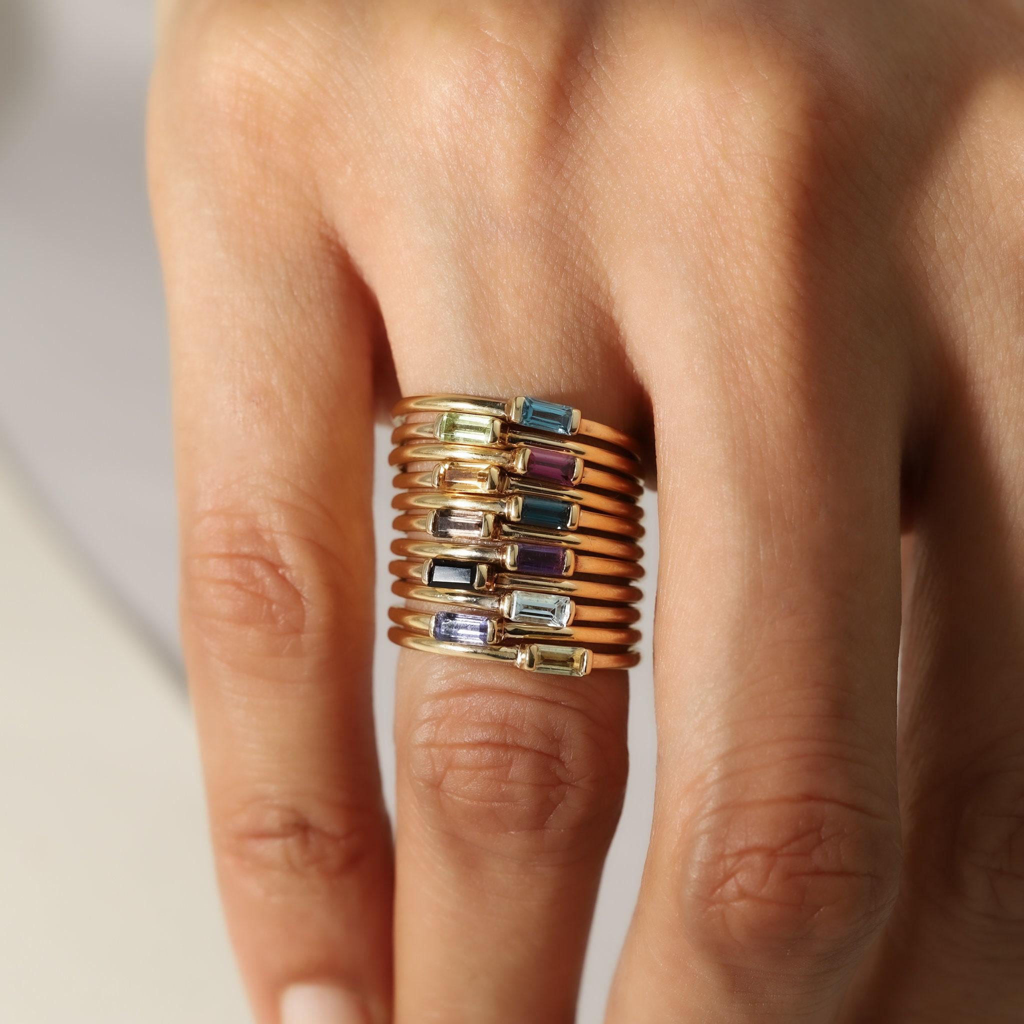 繊細なゴールドの重ね付けリング - バゲットカットの誕生石 - Etsy 日本
