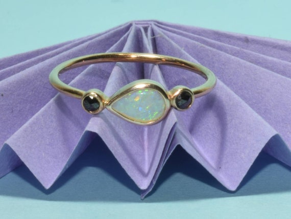 ブラック ダイヤモンド付き洋ナシ型オパール ベゼル ゴールド リング