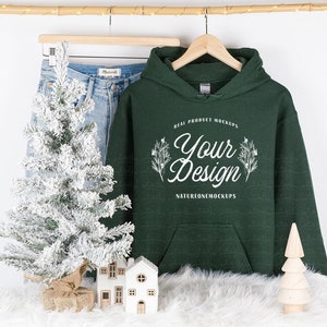 Gildan 18500 Forest Mockup Dunkelgrün Hoodie Mockup G185 Kapuzenpullover Mockup Hängende Kleiderbügel MockUp Winter Weihnachten Urlaub Ästhetik