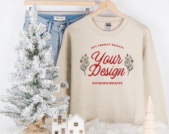 Gildan 18000 Sand Mockup Sand Sweatshirt Mockup G180 Rundhalspullover Mockup Hängende Kleiderbügel MockUp Winter Weihnachten Urlaub Ästhetik