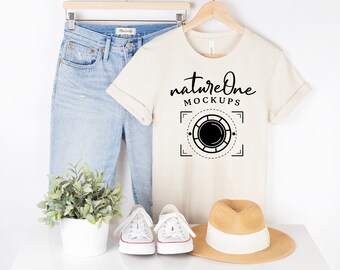 Bella Canvas 3001 Mockup 3001 Natural Mockup Natur T-Shirt Mockup Hängendes Shirt Lifestyle Mockup Kleiderbügel MockUp