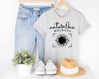 Bella Canvas 3001 Mockup, 3001 Silber Mockup, Silber T-Shirt Mockup, Hängendes Hemd Lifestyle Mockup Kleiderbügel MockUp