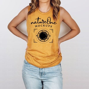 Peut inclure: Un débardeur jaune moutarde sans manches avec le texte "natureOne MOCKUPS" et un graphique d'un cercle avec un centre noir et un design géométrique autour.