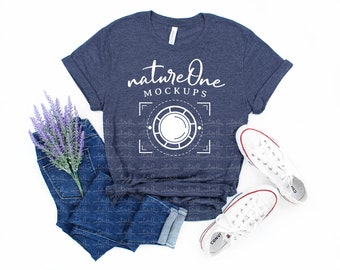 Maqueta de camiseta unisex sencilla Bella Canvas 3001 Heather Navy, estilo de vida, diseño plano, con fondo blanco.