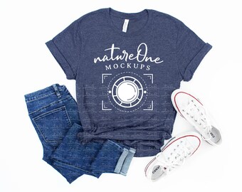 Maqueta de camiseta unisex sencilla Bella Canvas 3001 Heather Navy, estilo de vida, diseño plano, con fondo blanco.