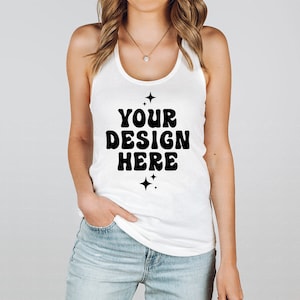 Op de afbeelding: Een wit tanktop met de tekst "YOUR DESIGN HERE" in zwart, met kleine sterren rond de tekst.