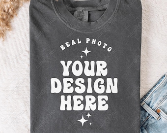 Comfort Colors 1717 Pepper Folded T-shirt Mockup CC 1717 Grå Flatlay Mockup T-shirt Riktigt foto Mockup Enkel Minimal Trendig Casual Neutral Boho