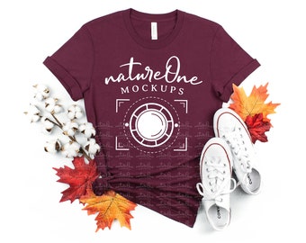Mockup di t-shirt Bella Canvas bordeaux autunno 2001, mockup di t-shirt rossa unisex, mockup di t-shirt rossa in stile autunnale vista dall'alto
