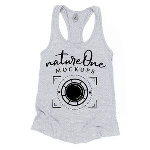 Puede incluir: Un top de tirantes gris con un diseño gráfico negro que dice "natureOne MOCKUPS" y un gráfico de lente de cámara estilizado.