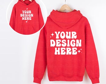 Könnte beinhalten: Ein leuchtend roter Kapuzenpullover mit weißem Text YOUR DESIGN HERE auf der Rückseite sowie einem kleineren kreisförmigen Ausschnitt, der denselben Text auf der Vorderseite zeigt. Das Design enthält kleine vierzackige Sterne um die Schrift.